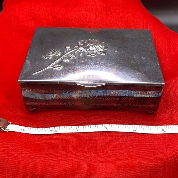 Larger trinket felt lined metal and wooden box with raised rose stem on lid - Picture 2 of 8